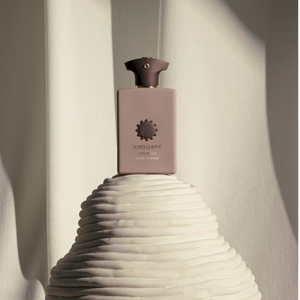 Amouage - Library Collection - Opus XII - Rose Incense Flakon in sanftem Rosa mit edlem Siegel vor hellen Stofffalten
