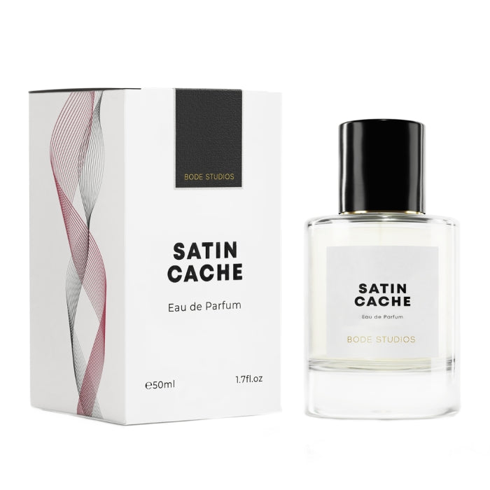 Bodé Studios - Satin Cache Parfumflakon mit klarer Glasflasche und eleganter Verpackung vor weißem Hintergrund