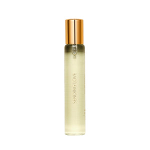 Zarkoperfume - Sending Love zylindrischer Parfumflakon mit goldfarbenem Deckel und transparenter Flüssigkeit vor weißem Hintergrund