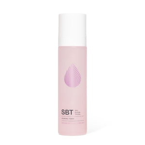 SBT - Sensitive - Calming Toner in transparenter Flasche mit rosa Flüssigkeit für pflegende Feuchtigkeitsversorgung empfindlicher Haut