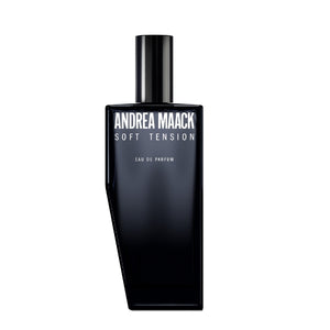 Andrea Maack Parfums - Soft Tension eleganter dunkler Flakon mit weißem Schriftzug vor weißem Hintergrund