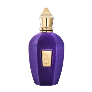 Xerjoff - Vibe - Soprano Duftflakon in samtigem Violett mit goldenem Verschluss und elegantem Emblem auf weißem Hintergrund