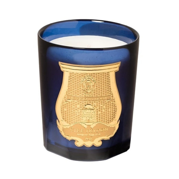Trudon - Les Belles Matières - Tadine - Duftkerze im dunkelblauen Glas mit goldenem Wappen und sinnlichem Sandelholzduft