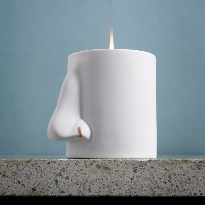 L'Objet - Nez Candle - Thé Russe mit feinem weißen Porzellangefäß und goldenem Nasenpiercing, brennend