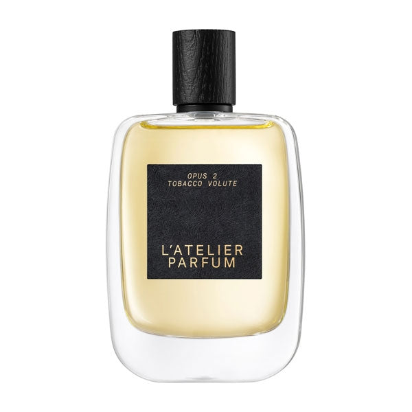 L'Atelier Parfum - Opus 2 - Tobacco Volute klarer Flakon mit schwarzem Etikett und rundem schwarzem Verschluss auf weißem Hintergrund