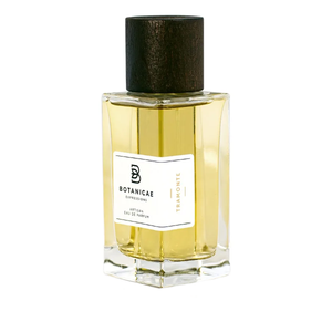 Botanicae - Tramonte Parfumflakon mit klarem Glas, hellem Duft und dunklem Holzverschluss vor weißem Hintergrund