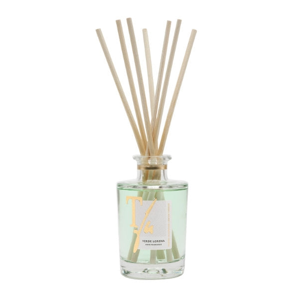 Teatro - Verde Lorena - Diffusor zeigt eleganten Glasflakon mit hellgrüner Flüssigkeit und naturfarbenen Diffusorstäbchen.