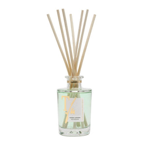 Teatro - Verde Lorena - Diffusor zeigt eleganten Glasflakon mit hellgrüner Flüssigkeit und naturfarbenen Diffusorstäbchen.
