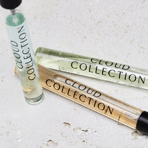 Zarkoperfume - Cloud Collection - Travelset mit drei eleganten Parfümproben in schlanken Glasfläschchen auf hellem Hintergrund