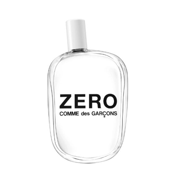 Comme des Garçons - Zero präsentiert klaren Flakon mit schwarzer Schrift und minimalistischem weißen Verschluss vor weißem Hintergrund